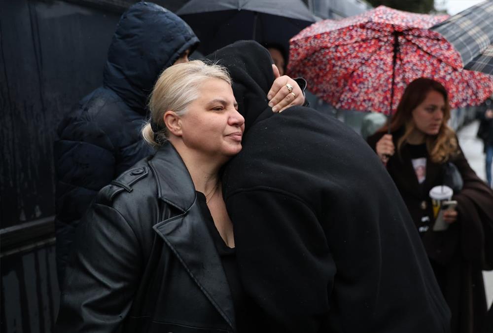 Οργή, ένταση και βαριές καταγγελίες συγγενών στη δεύτερη συνεδρίαση της δίκης των Τεμπών