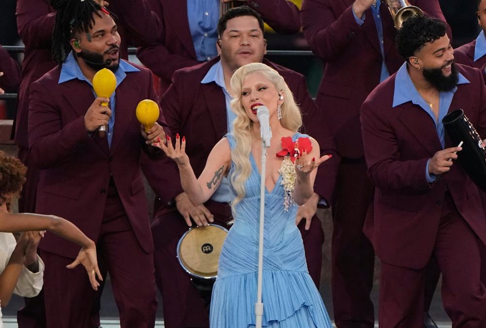 Bad Bunny στο Super Bowl LX: Latin ρυθμοί, πολιτικά μηνύματα και φόρος τιμής στη λατινοαμερικανική ταυτότητα