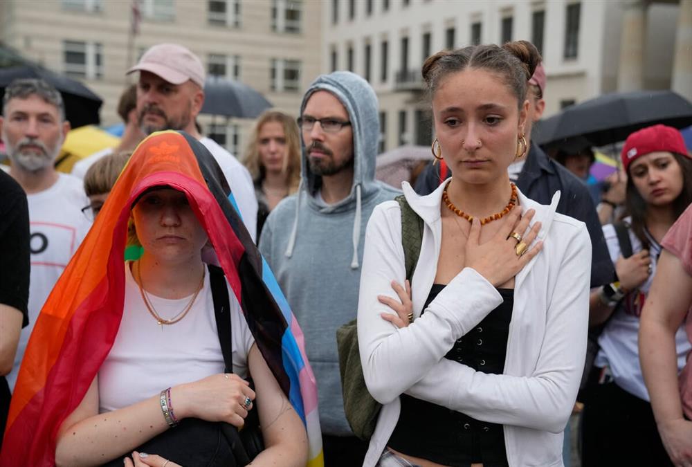 Θλίψη και «ποτέ ξανά» μετά την επίθεση στο Pride: Μεγάλη αγρυπνία στην Πύλη του Βραδεμβούργου