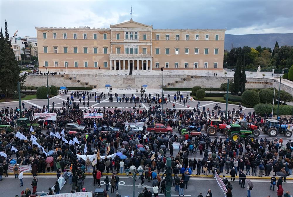 Απόβαση των αγροτών με τρακτέρ στο Σύνταγμα - «No farmers, no life»