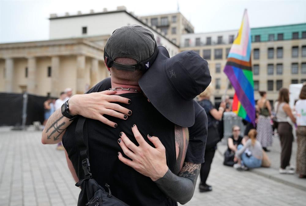 Θλίψη και «ποτέ ξανά» μετά την επίθεση στο Pride: Μεγάλη αγρυπνία στην Πύλη του Βραδεμβούργου