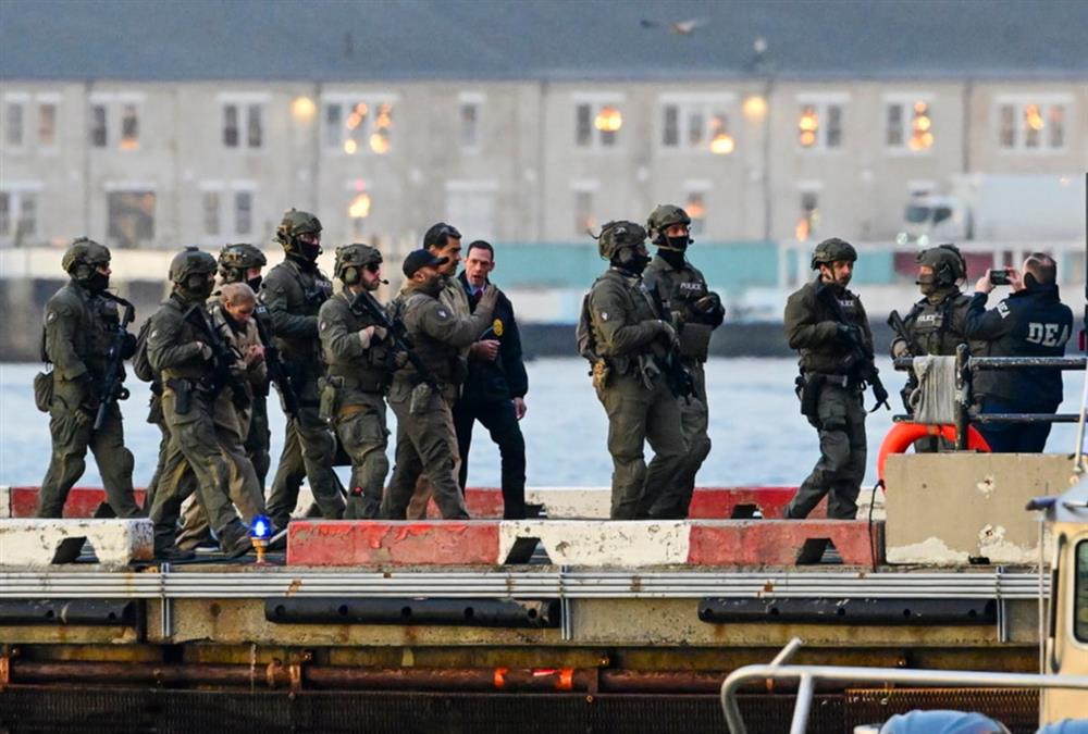 Η κινηματογραφική μεταγωγή του Μαδούρο στο δικαστήριο - Ελικόπτερο, χειροπέδες και πράκτορες της DEA