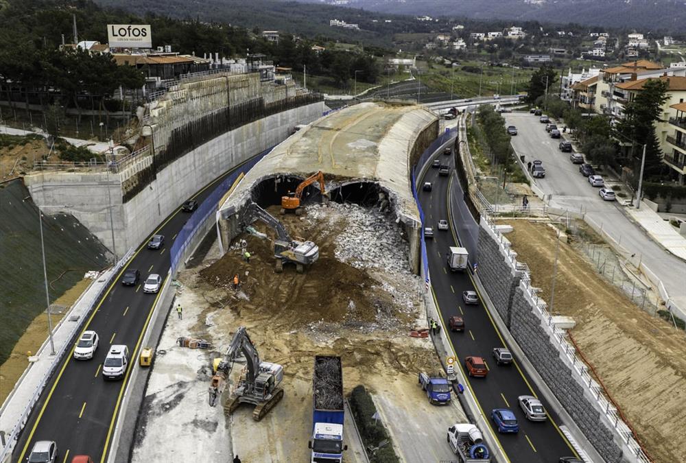 Η στιγμή της κατεδάφισης του τούνελ στον Περιφερειακό για τον Flyover Θεσσαλονίκης