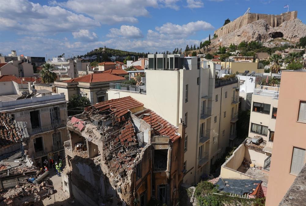 Από το διαμέρισμα των ηλικιωμένων η διαρροή φυσικού αερίου που προκάλεσε την έκρηξη στην Πλάκα - Τι βρήκε η ΔΑΕΕ