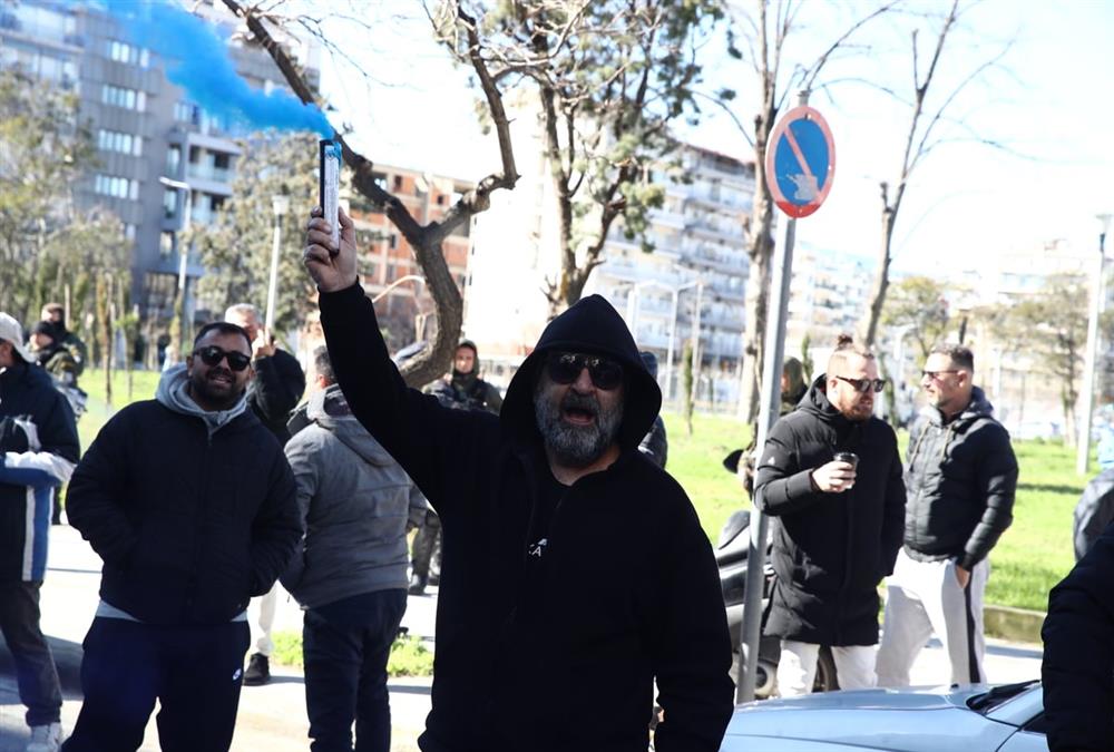«Δεν θα κάνουμε πίσω»: Με καπνογόνα οι οδηγοί ταξί της Θεσσαλονίκης έξω από τα γραφεία της ΝΔ