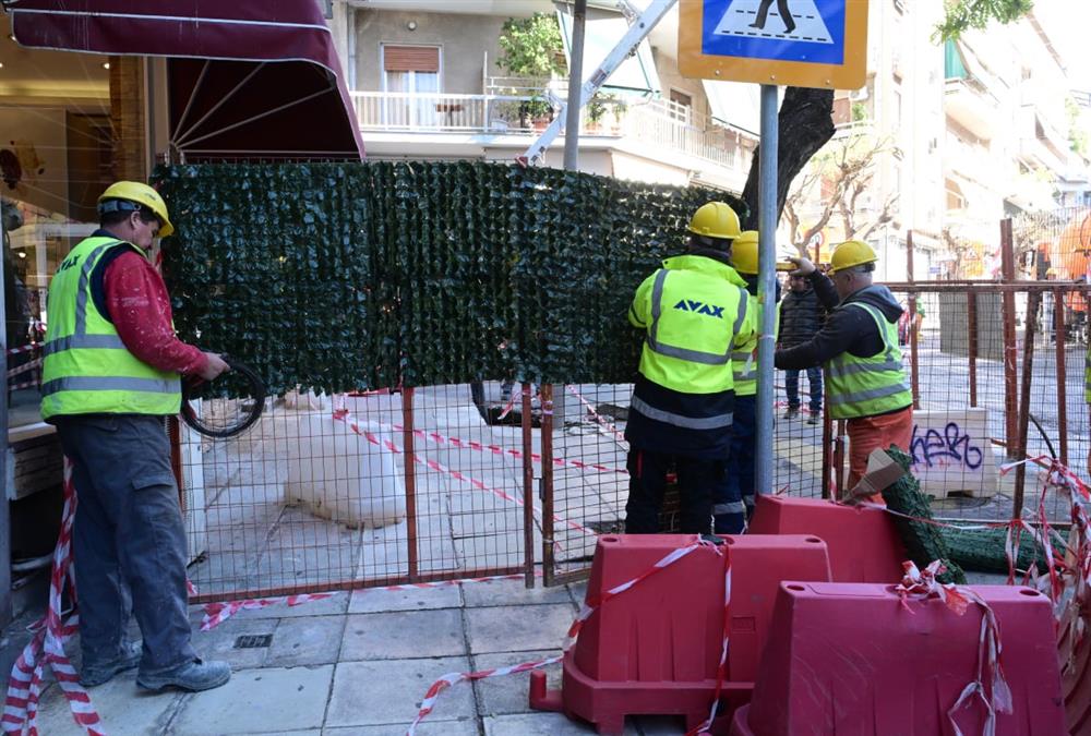 Πανικός στη Βασιλέως Γεωργίου: Άνοιξε τρύπα στο έδαφος και «κατάπιε» κολώνα
