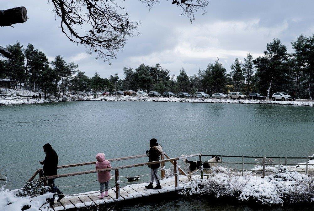 Πάρνηθα: Μαγικές εικόνες με τα χιόνια στη λίμνη Μπελέτσι