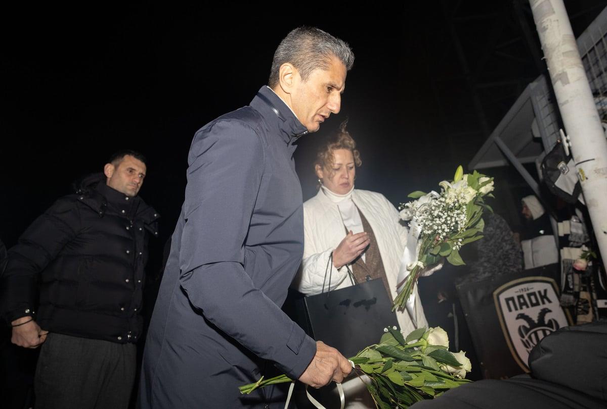 Άνθρωποι με λουλούδια σε εκδήλωση