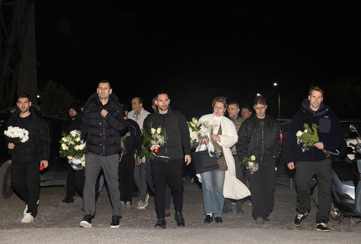 Ομάδα ανθρώπων με λουλούδια.