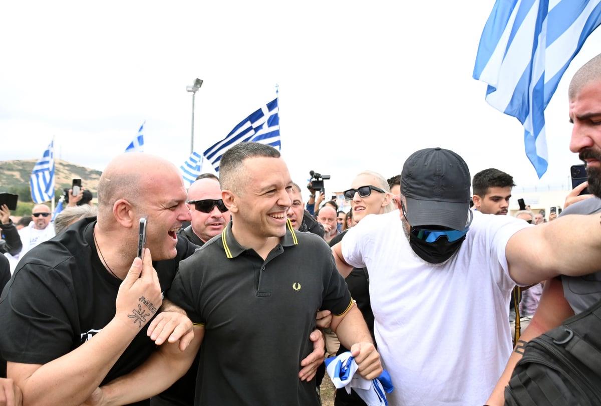 Διαδήλωση με ελληνικές σημαίες.
