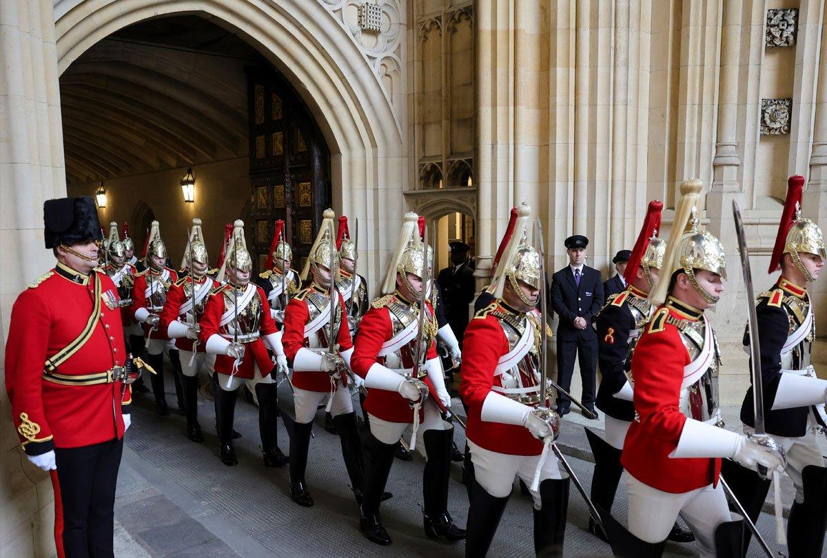 Η λαμπρή τελετή για την έναρξη των εργασιών του Βρετανικού κοινοβουλίου μέσα από τον φωτογραφικό φακό | Έθνος