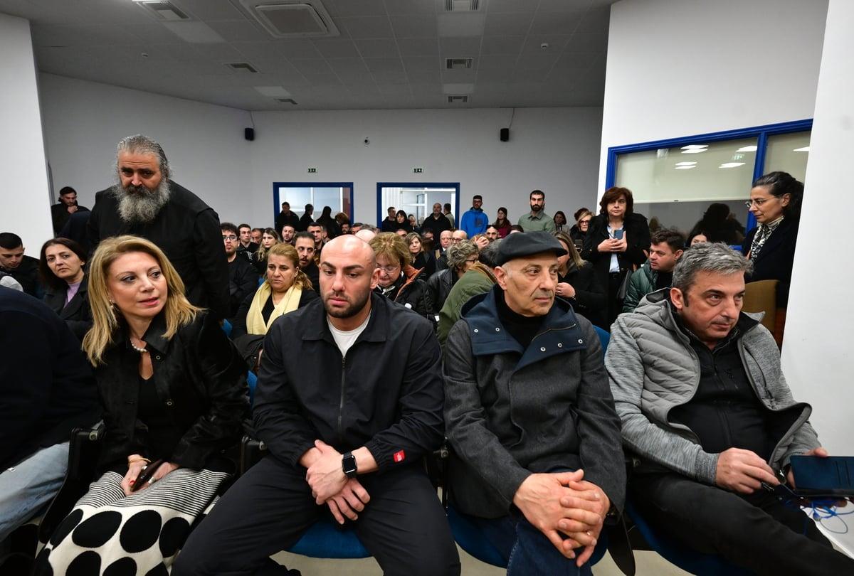 Άνθρωποι σε αίθουσα αναμονής.