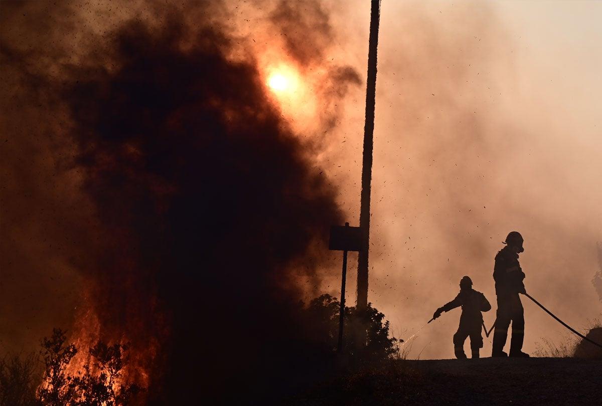 Φωτιά τώρα: Ολονύχτια μάχη στα πύρινα μέτωπα – Μεγάλη ανησυχία για τα  Δερβενοχώρια – Κάηκαν σπίτια στην Αττική – Καλύτερη η εικόνα στο Λουτράκι |  Έθνος