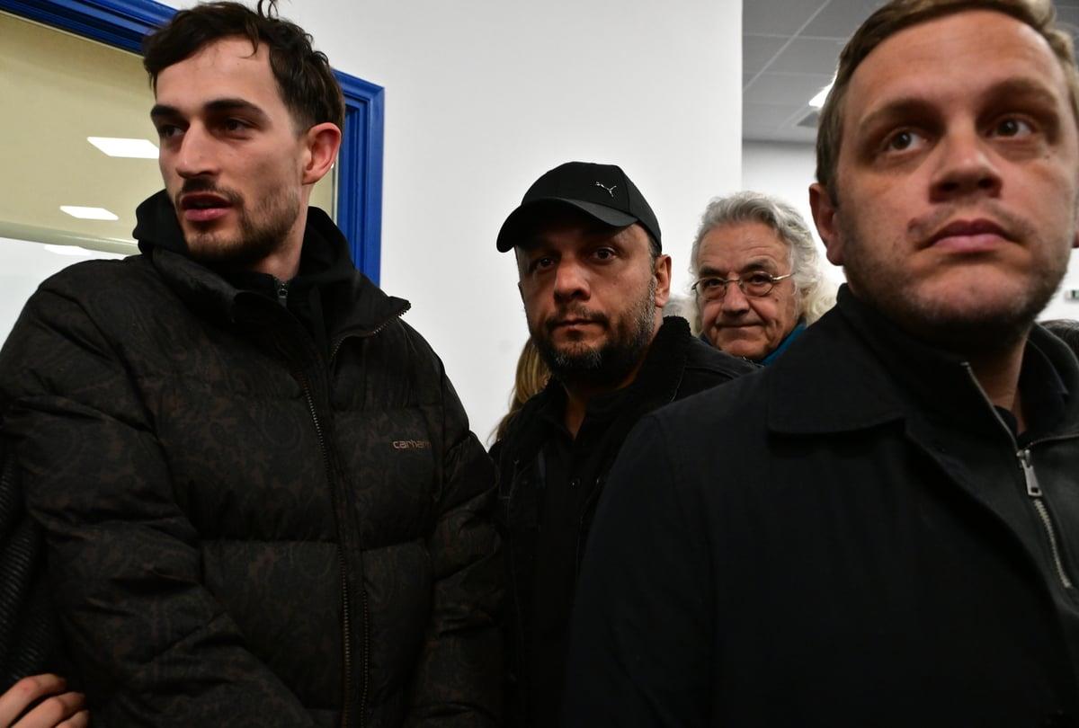 Ομάδα ανθρώπων σε εσωτερικό χώρο.