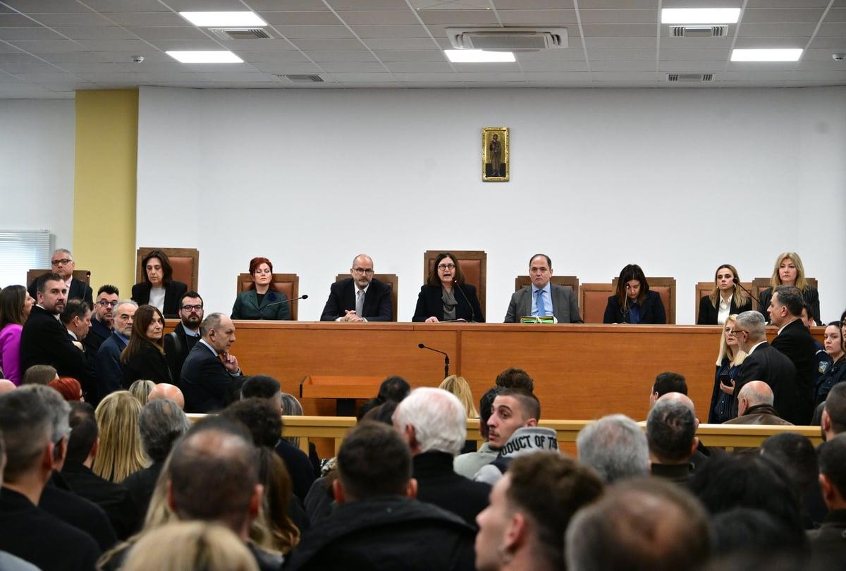 Δικαστήριο με πολλούς παρευρισκόμενους