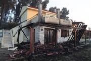 Εικόνες καταστροφής από τη φωτιά στη Χαλκιδική: Καμένα σπίτια, αγωνία για τα επικίνδυνα «καντηλάκια»