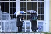«Βρήκα το μωρό μου κατάμαυρο»: Οι συγκλονιστικές καταθέσεις των επιζώντων στη δίκη για τα Τέμπη
