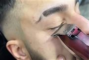 Βλεφαριδοmaxxing: Η νέα τάση του TikTok κάνει τους άνδρες να τριμάρουν τις βλεφαρίδες για... αρρενωπή εμφάνιση
