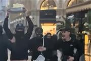«Η πιο ιταλική στιγμή ποτέ»: Διαδηλωτής με λιγούρες στο Μιλάνο «σουφρώνει» παγωτό, γίνεται viral
