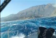 «Τυφώνας οι άνεμοι, άκουγα εκρήξεις»: Η συγκλονιστική μαρτυρία ψαρά για την εκκένωση πολιτών με καΐκι στο Ρέθυμνο