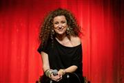 Η Κατερίνα Βρανά σε μία ξεχωριστή stand-up βραδιά στο Θέατρο Βράχων με την παράσταση «Χάρηκα!»