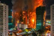 Δραματικές ώρες στο Χονγκ Κονγκ: Πύρινη κόλαση στους ουρανοξύστες με 36 νεκρούς και εκατοντάδες αγνοούμενους
