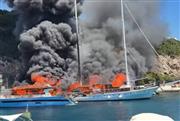 Μεγάλη φωτιά σε τουριστικά σκάφη στους Παξούς - Βίντεο από το σημείο