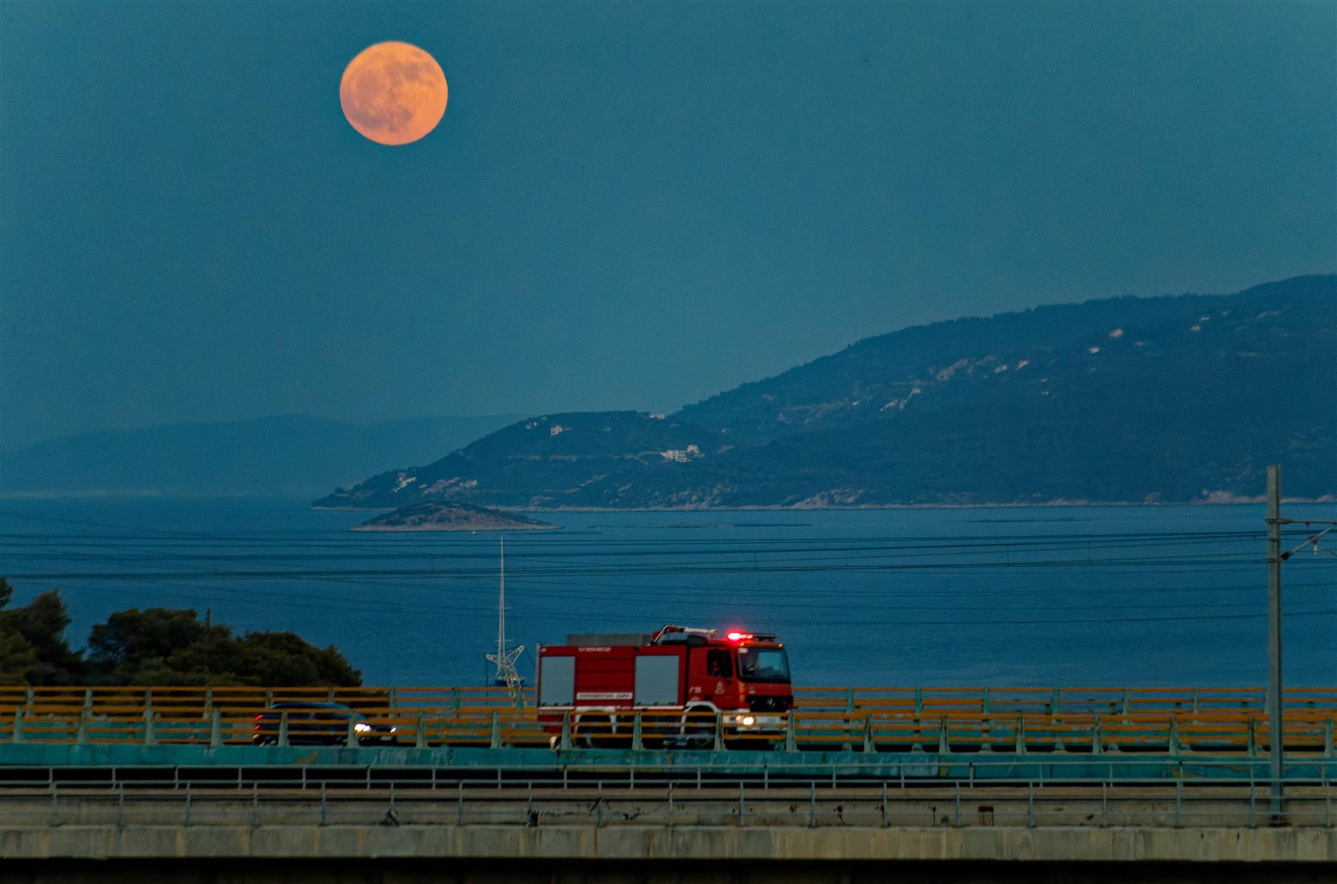 Μαγευτικές εικόνες: Το Φεγγάρι της Φράουλας πάνω από τον Ισθμό της Κορίνθου  | Έθνος