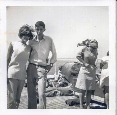 Ο Κώστας Γεωργάκης με την αδελφή του Κατερίνα στο καράβι για την Γένοβα -  (Όλες οι ανωτέρω φωτογραφίες ανήκουν στο προσωπικό αρχείο της Κατερίνας Γεωργάκη)