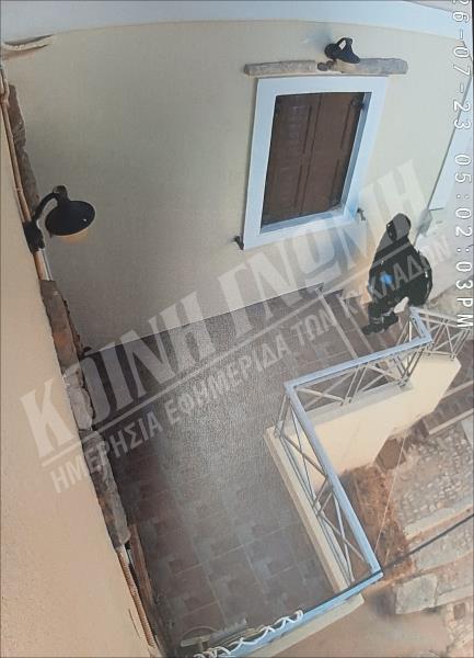 Το 41χρονο θύμα στις 05.02.03 μ.μ., ανεβαίνει τα σκαλοπάτια της εισόδου