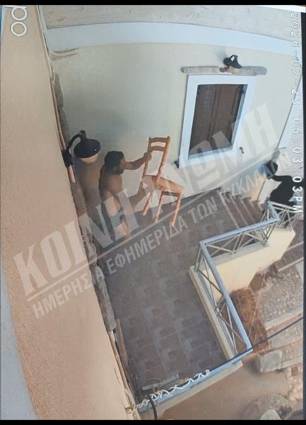 Ο 41χρονος βγαίνει από την είσοδο του σπιτιού του, κρατώντας μία ξύλινη καρέκλα