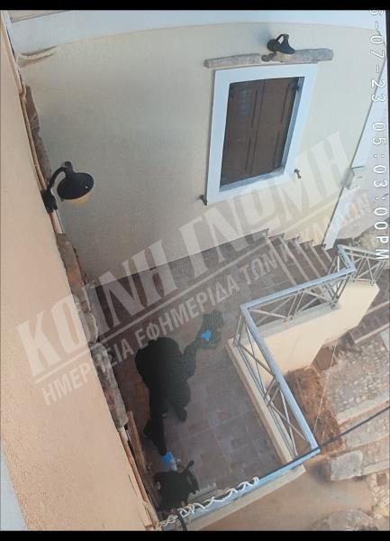 Η 41χρονη τρέπεται σε φυγή και ακολούθως παίρνει το σακίδιό της
