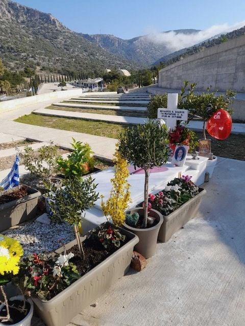 Το μνήμα του Θοδωρή Βλάχου στο Νέο Κοιμητήριο Γλυφάδας