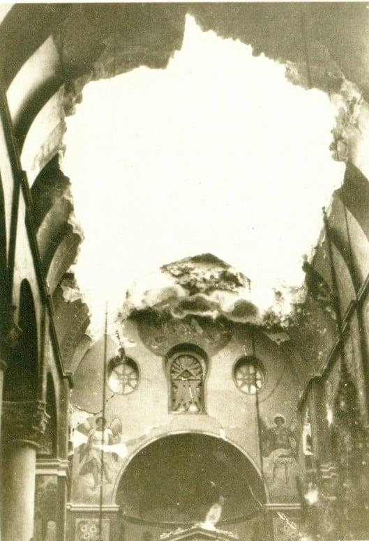 Το εσωτερικό του προσεισμικού Αγίου Νικολάου. Μεγάλο μέρος της οροφής έχει κατερρεύσει. Στο ναό σκοτώθηκε ο Ιωάννης Σταματίου Γραμβρέλλης. (Από το αρχείο Δ΄ Εφορείας Βυζ. Αρχ. Δωδ/σου)