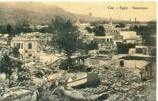 Άποψη της κατεστραμμένης πόλης. Διακρίνεται η Αγία Παρασκευή και δύο τζαμιά. (Συλλογή Αντ. Μα?λλη)