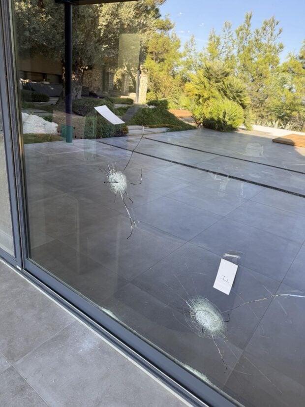 Δεκατέσσερις πυροβολισμοί έξω από οικία γνωστού επιχειρηματία στη Ρόδο (dimokratiki.gr)