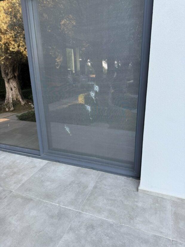 Δεκατέσσερις πυροβολισμοί έξω από οικία γνωστού επιχειρηματία στη Ρόδο (dimokratiki.gr)