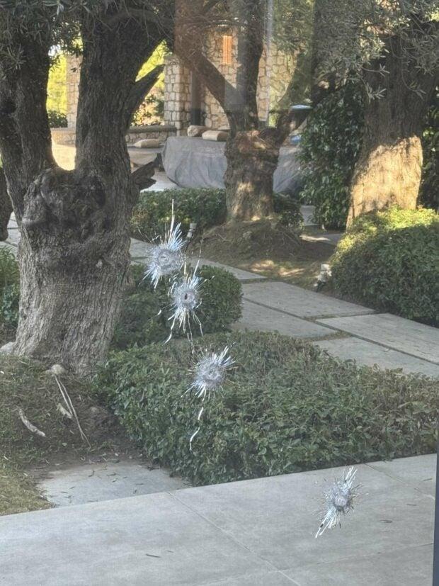 Δεκατέσσερις πυροβολισμοί έξω από οικία γνωστού επιχειρηματία στη Ρόδο (dimokratiki.gr)