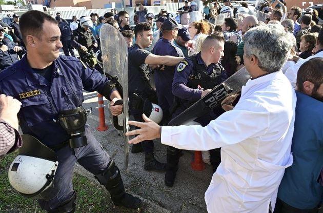 Διαμαρτυρία με αστυνομία και κόσμο