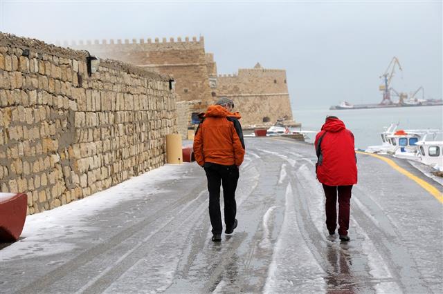 Θάφτηκε» στο χιόνι η Κρήτη - Πού εντοπίζονται προβλήματα στη κυκλοφορία (pics) | Έθνος