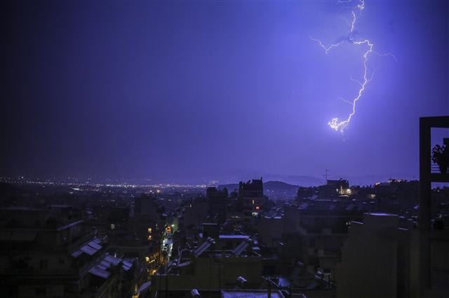 Καιρός τώρα: Καταιγίδες και κεραυνοί στην Αθήνα | Έθνος