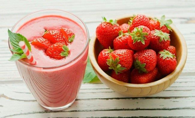 Light smoothie με φράουλες και γιαούρτι | Εικόνα: Unsplash
