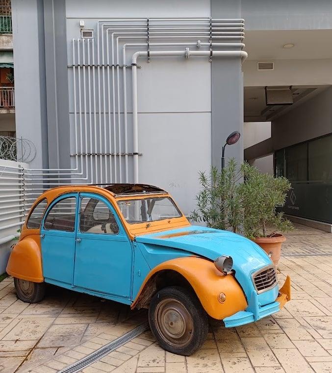 Tο παλιό γαλαζοκίτρινο ντεσεβό, γουστόζικο τοτέμ μιας άλλης εποχής | © Χριστίνα Τσαμουρά