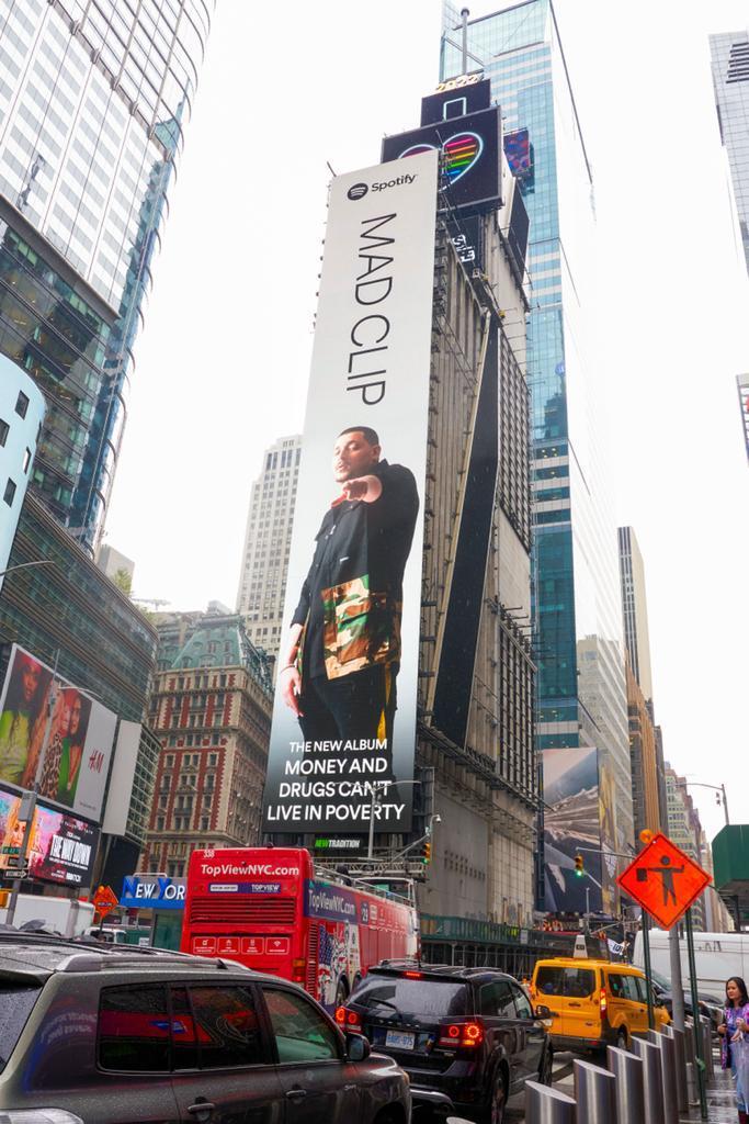 Mad Clip: Ο ράπερ μπήκε σε billboard στην Times Square της Νέας Υόρκης | Έθνος