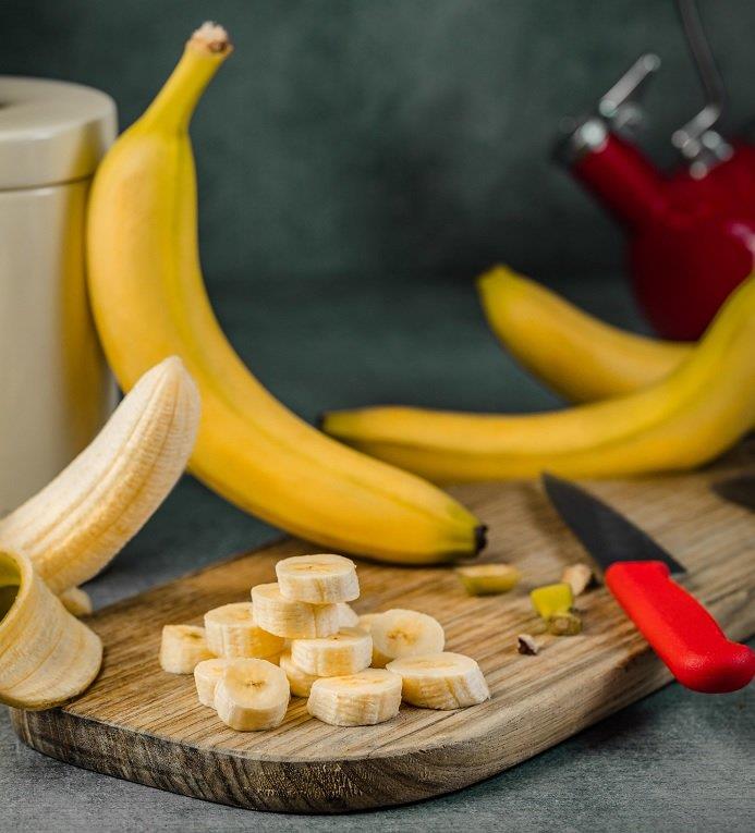 Kόψτε από πριν τις μπανάνες σε ροδέλες για να μην ταλαιπωρηθείτε στη συνέχεια.