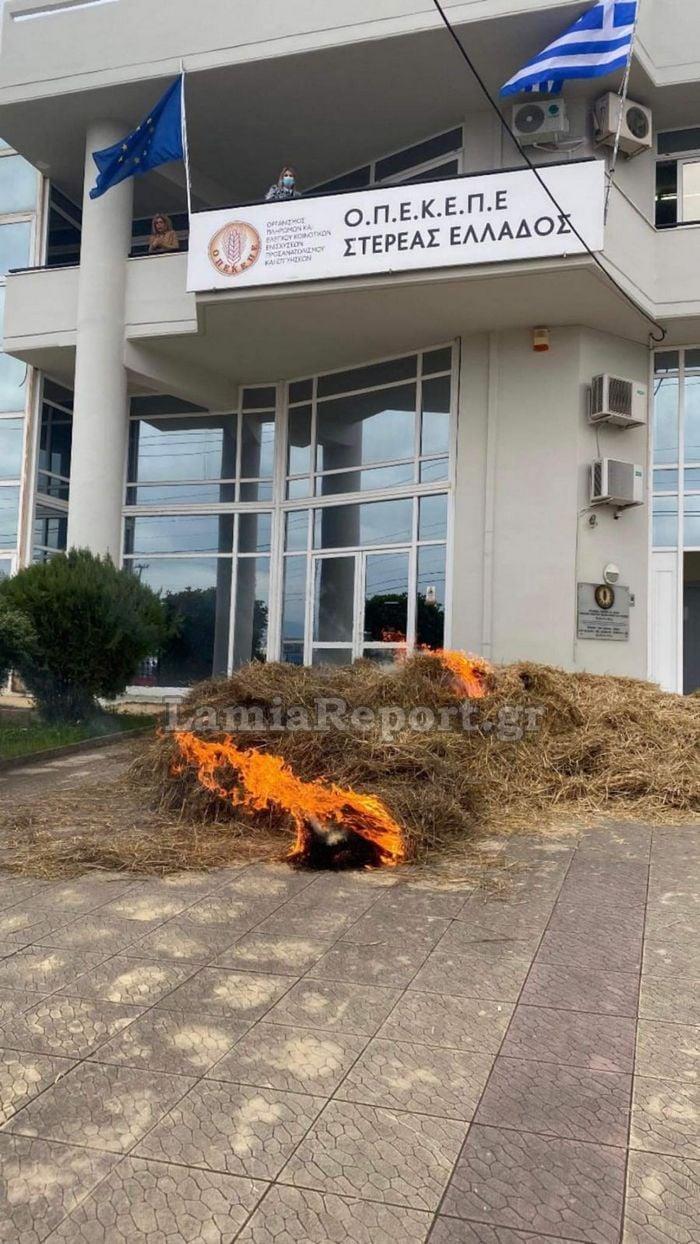 Λαμία: Αγρότες έβαλαν σε άχυρα φωτιά έξω από τα γραφεία του ΟΠΕΚΕΠΕ/ lamiareport