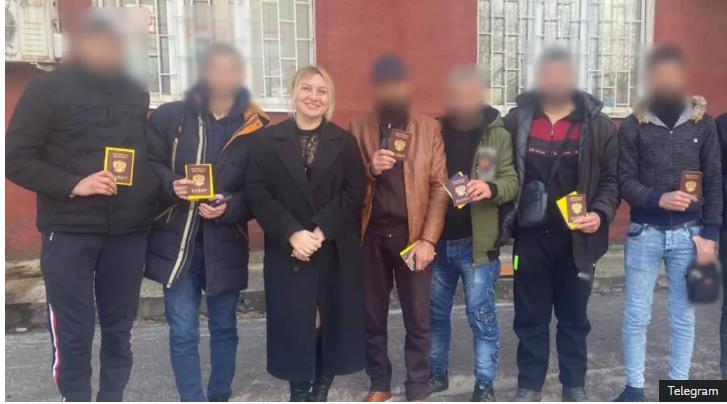 Ρωσίδα γυναίκα στρατολογούσε μετανάστες να πολεμήσουν στην Ουκρανία (Telegram via BBC)