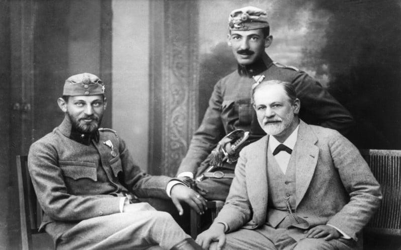 Ο Φρόυντ με τους γιους του, Ερνστ και Μάρτιν, το 1916, όταν οι τελευταίοι βρίσκονταν σε άδεια από τον αυστριακό στρατό
