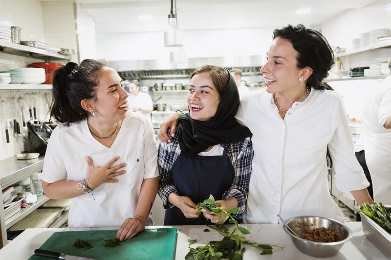 Η Ηλέκτρα Ρήγκου (αριστερά) και η Ελένη Σαράντη (δεξιά), οικοδέσποινες της κουζίνας του Lost Αthens στο Παγκράτι, πλαισιώνουν τη Roya Saifi