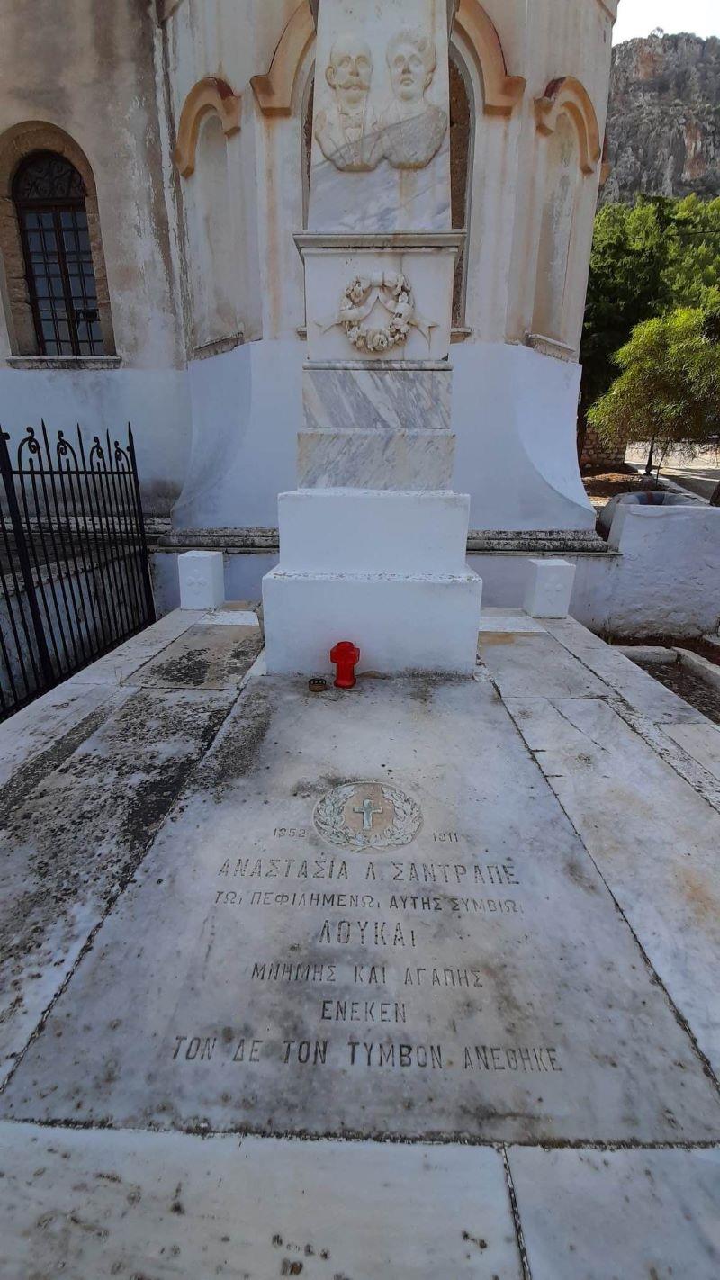 Ο τάφος της Αναστασίας και του Λουκά Σαντραπέ τον Οκτώβριο του 2020 πριν την έναρξη των εργασιών / φωτό ethnos.gr